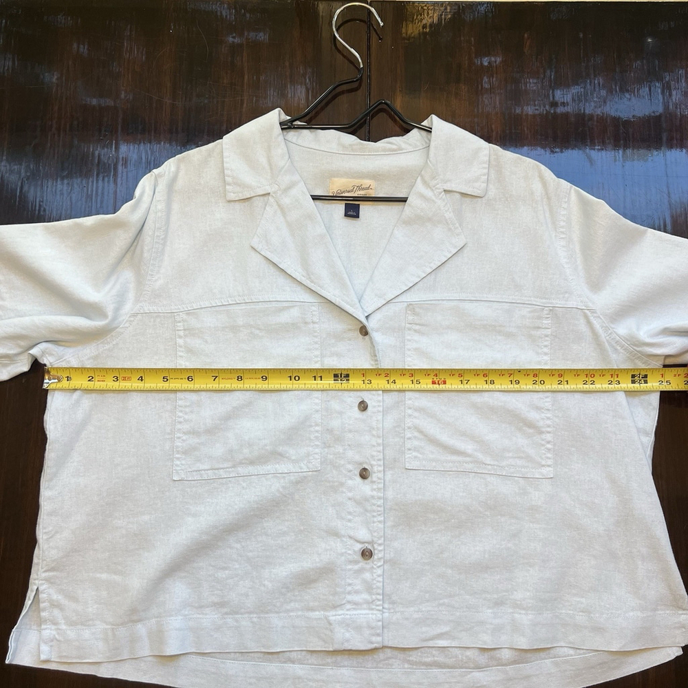 Universal Thread Women's Top Size Large Light Blue Cropped Box Button Up Pockets - Picture 9 of 10